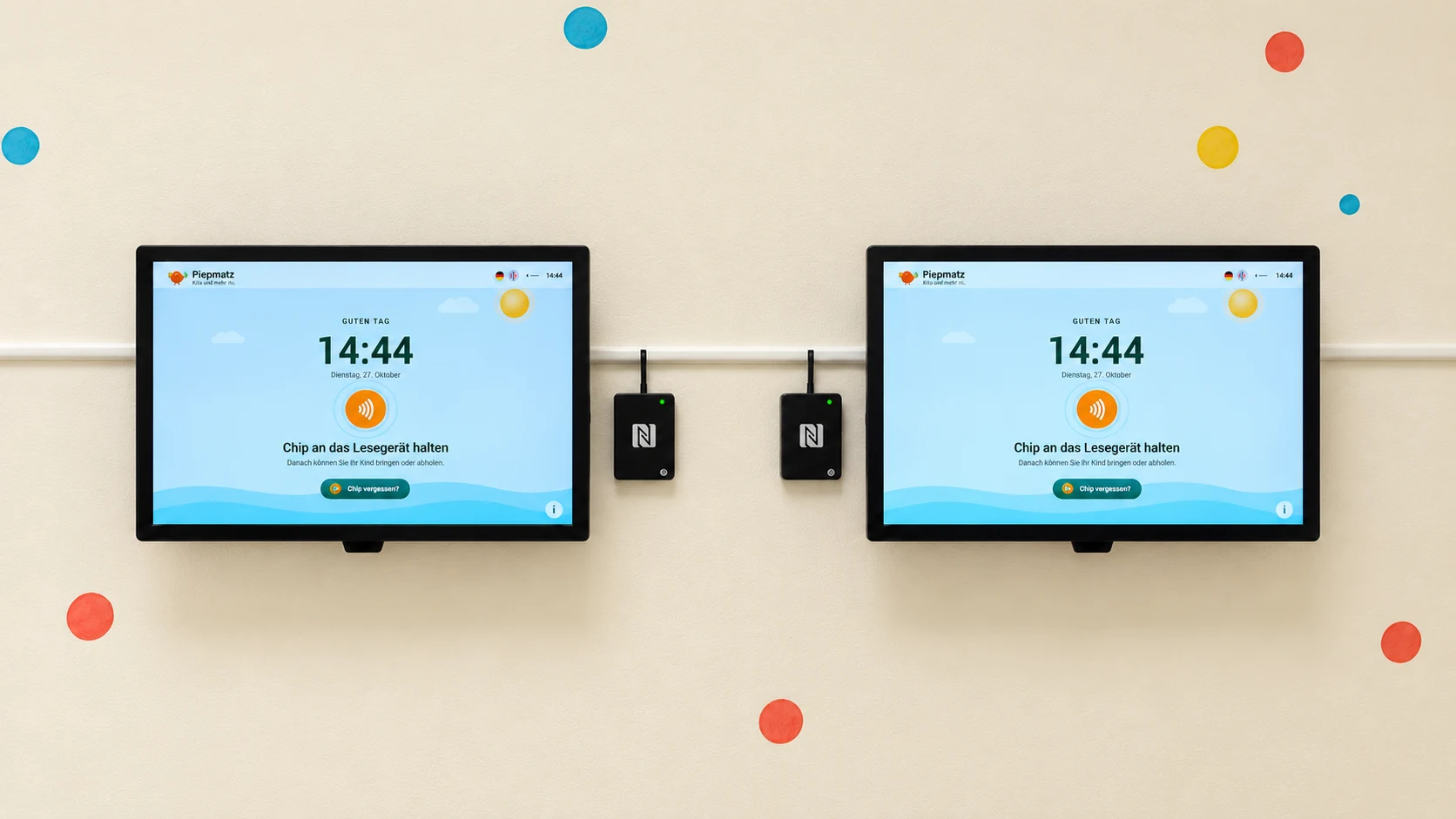 Zwei parallel ausgerichtete Piepmatz-Terminals mit NFC-Lesern im Kita-Eingangsbereich