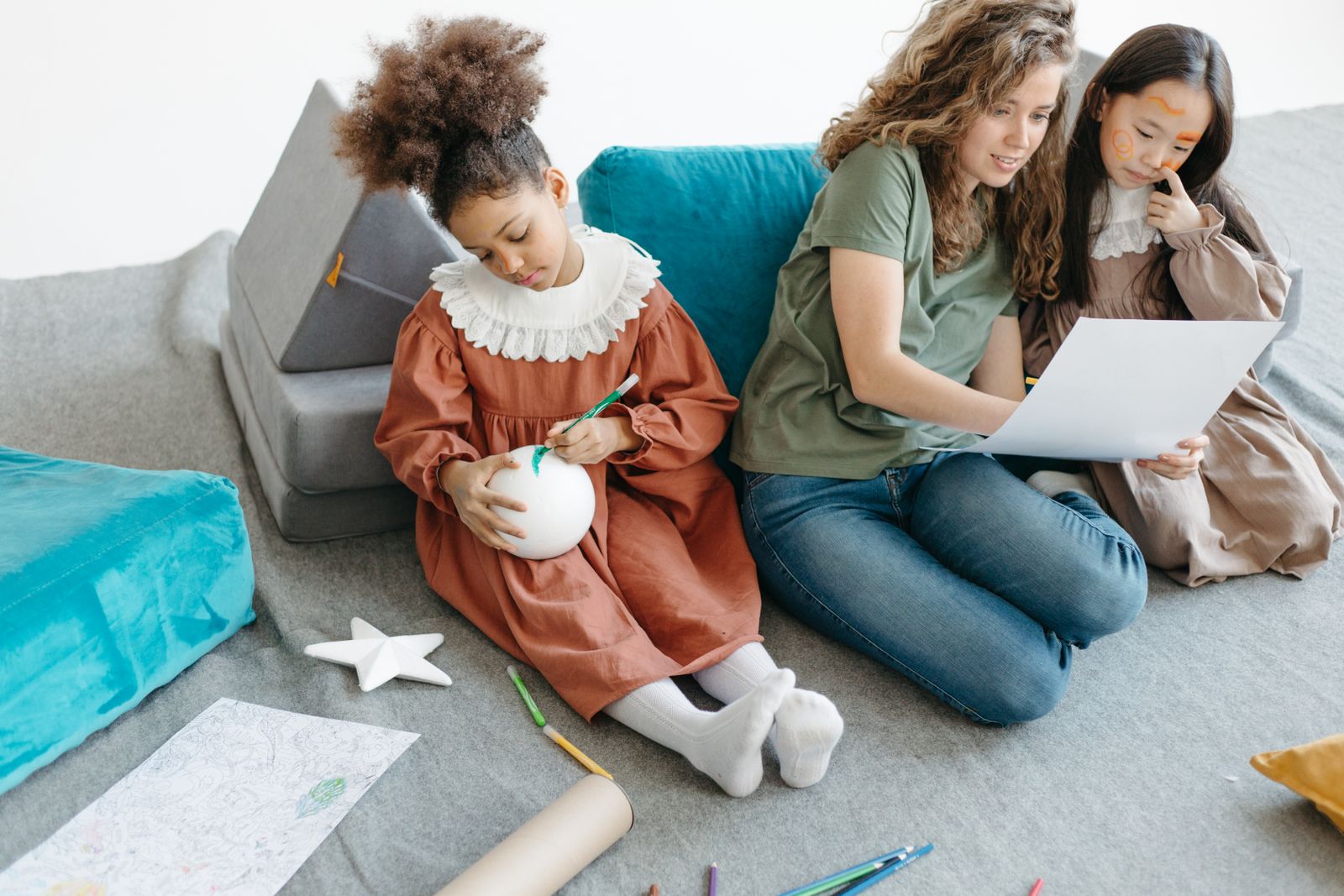 Gemeinsames kreatives Gestalten mit Kindern.